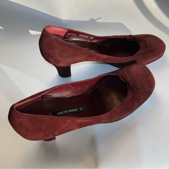 Bruno Magli wine colored suede pumps, heels with bow. - Picture 2 of 14